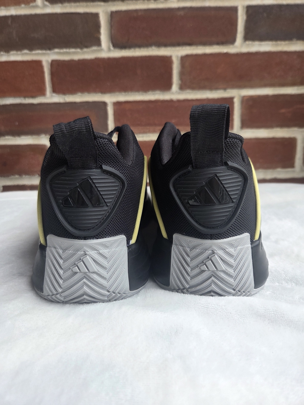 adidas Own The Game 3.0 Men’s Size 8 Black Gold Basketball Shoes NWT - Picture 4 of 7